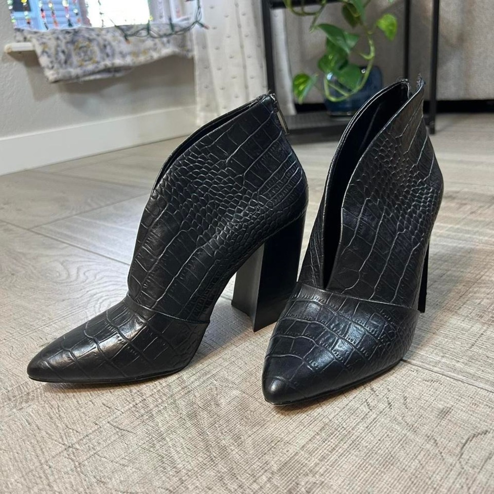 Vince‎ Camuto Steevera Black Croc Embossed Leather Ankle Booties Size 7